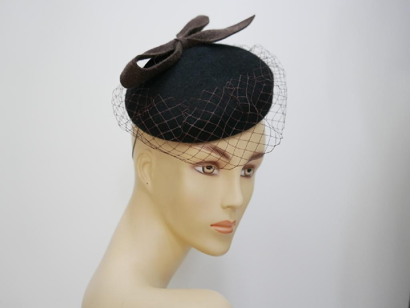 Ismena- mini toczek filcowy czarno brązowy z woalką