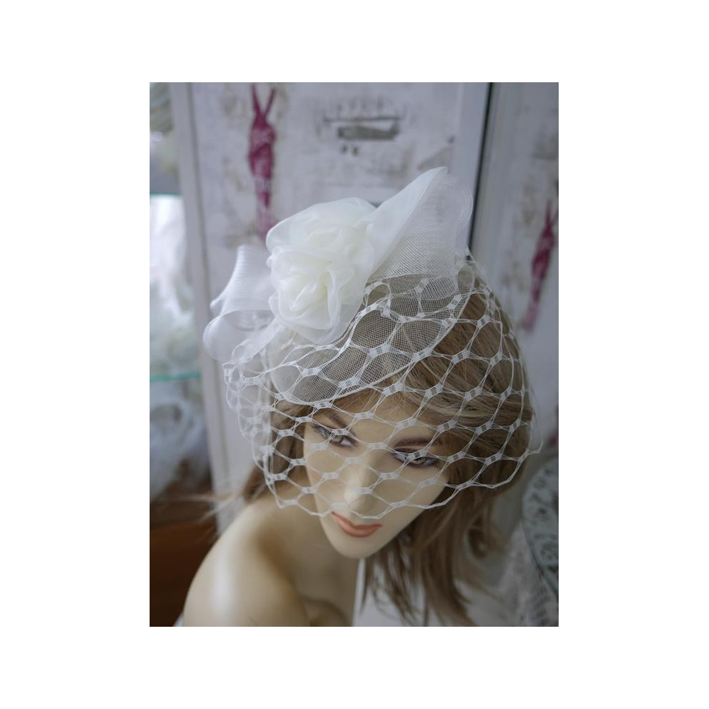 Kremowy fascynator z krynoliny z woalką vintage