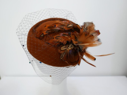 UNIKAT Anna Karenina toczek z piórami bażanta i woalką