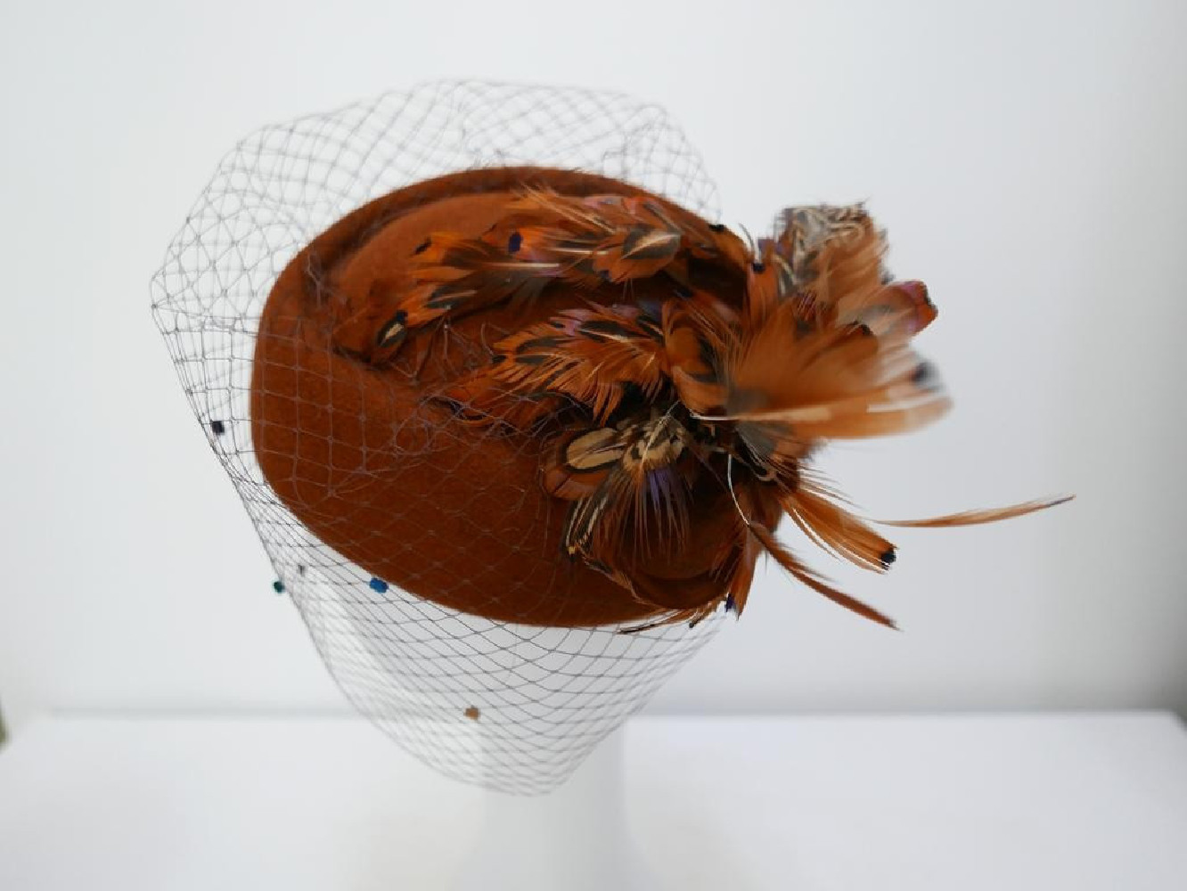 UNIKAT Anna Karenina toczek z piórami bażanta i woalką