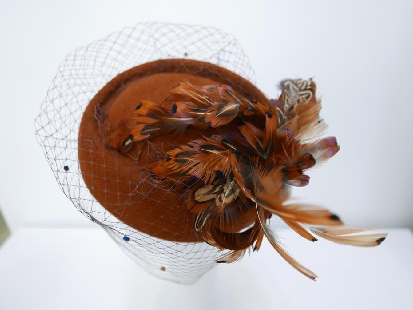 UNIKAT Anna Karenina toczek z piórami bażanta i woalką