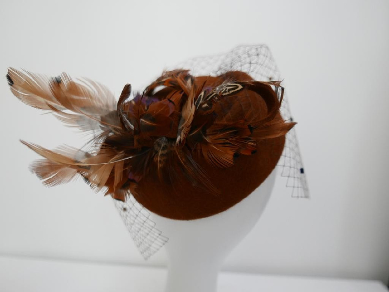 UNIKAT Anna Karenina toczek z piórami bażanta i woalką