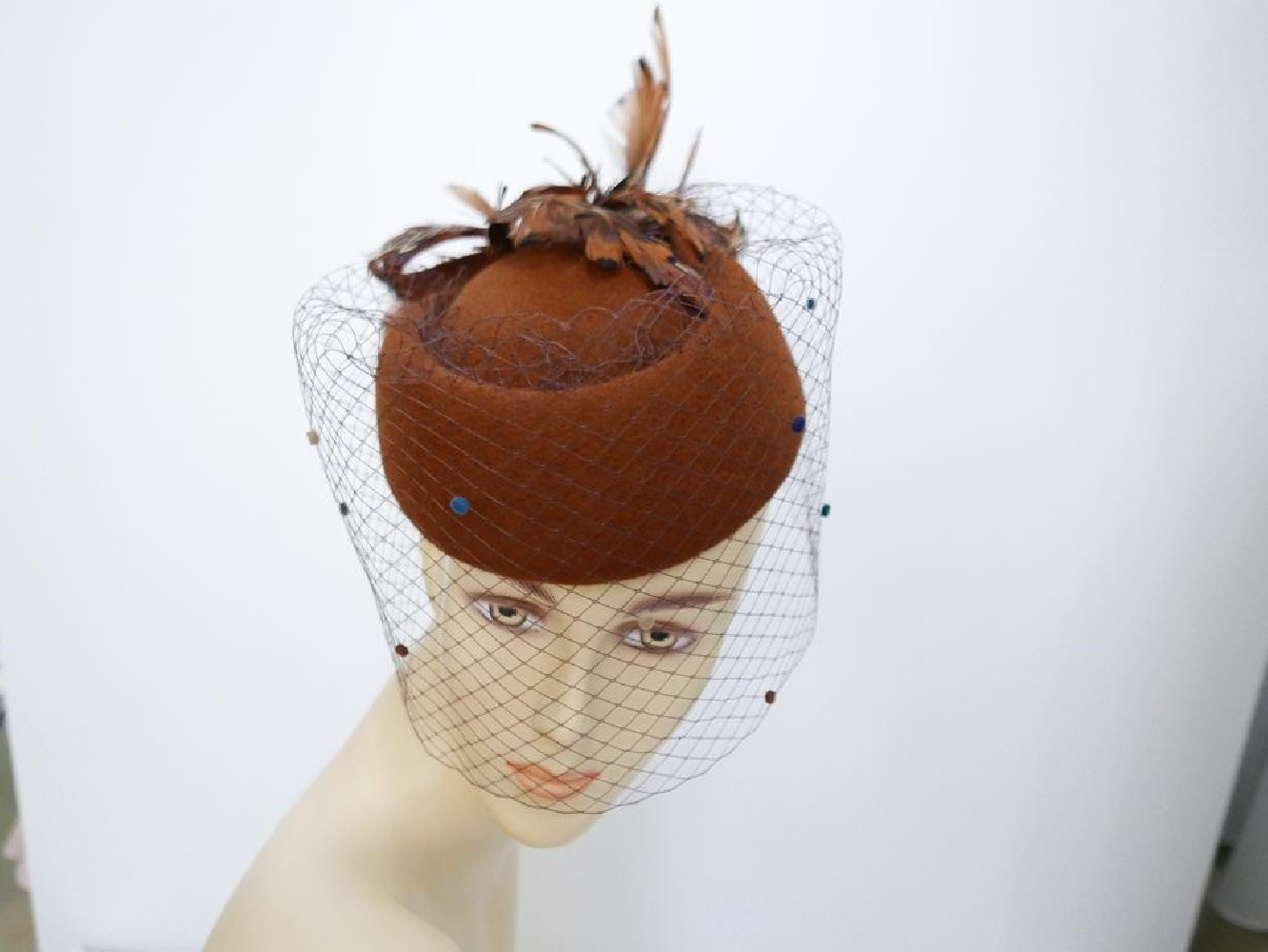 UNIKAT Anna Karenina toczek z piórami bażanta i woalką