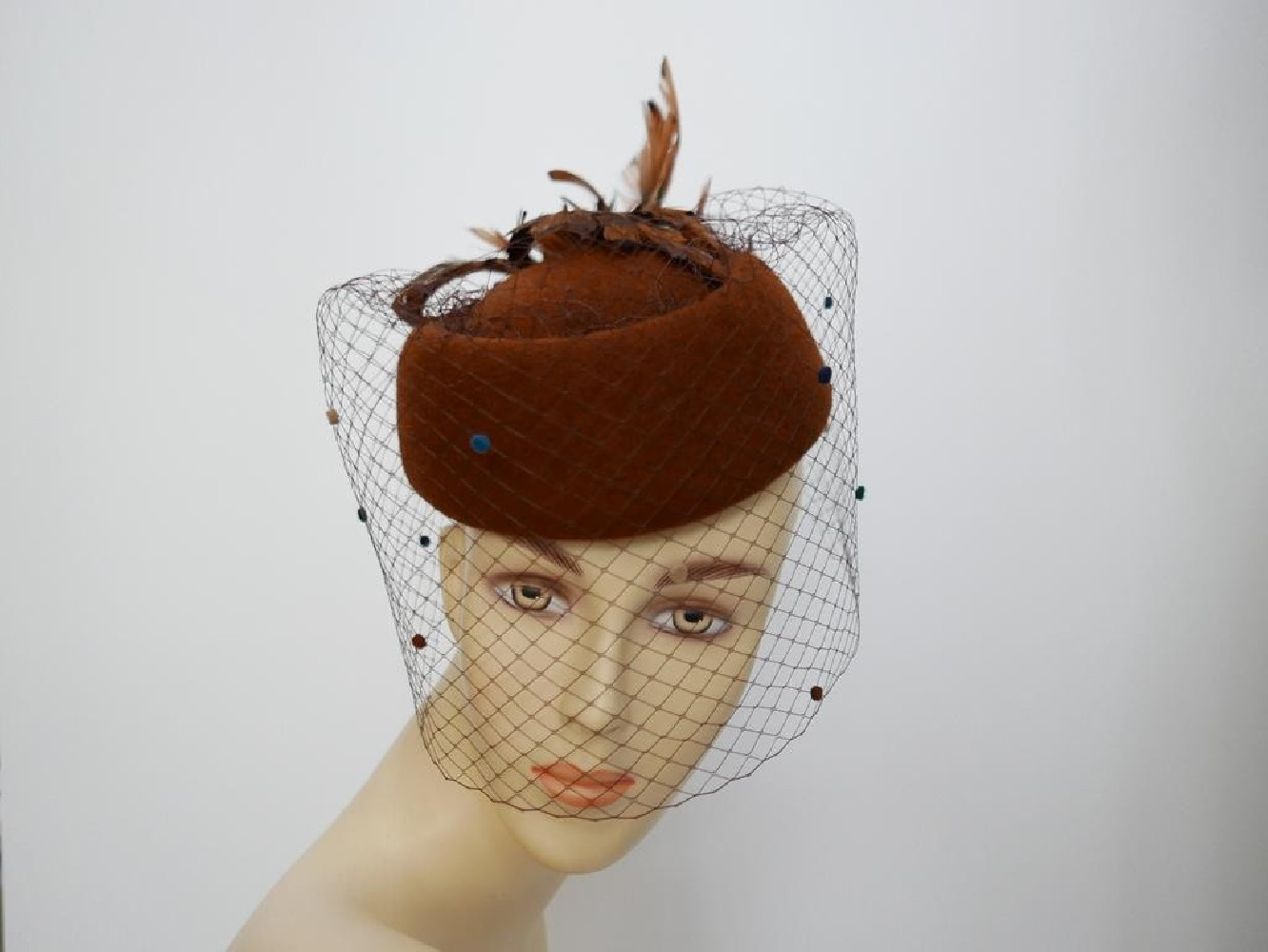 UNIKAT Anna Karenina toczek z piórami bażanta i woalką