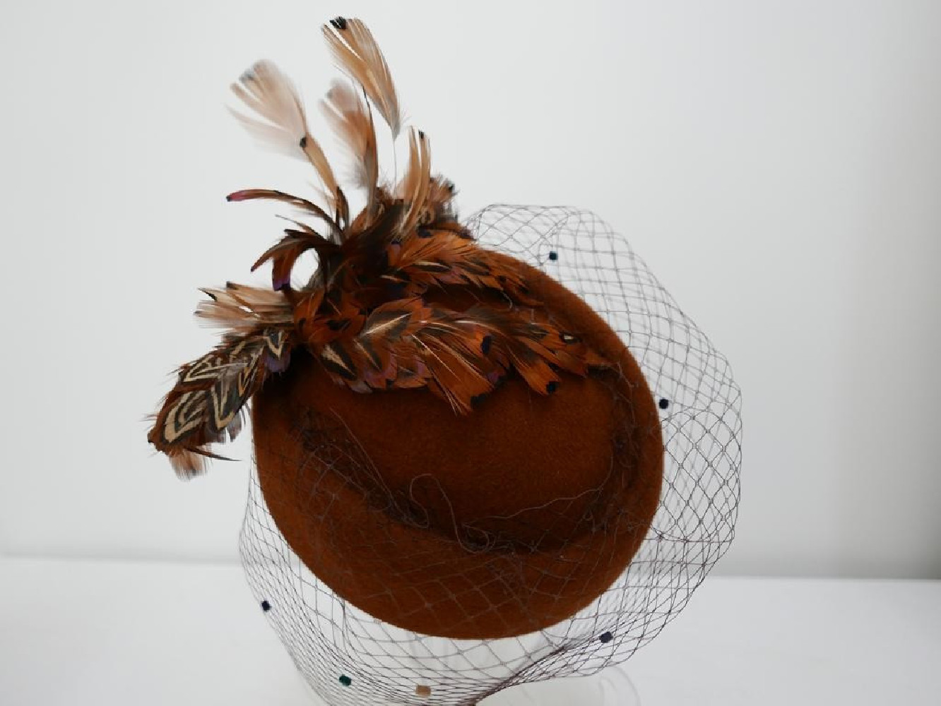 UNIKAT Anna Karenina toczek z piórami bażanta i woalką