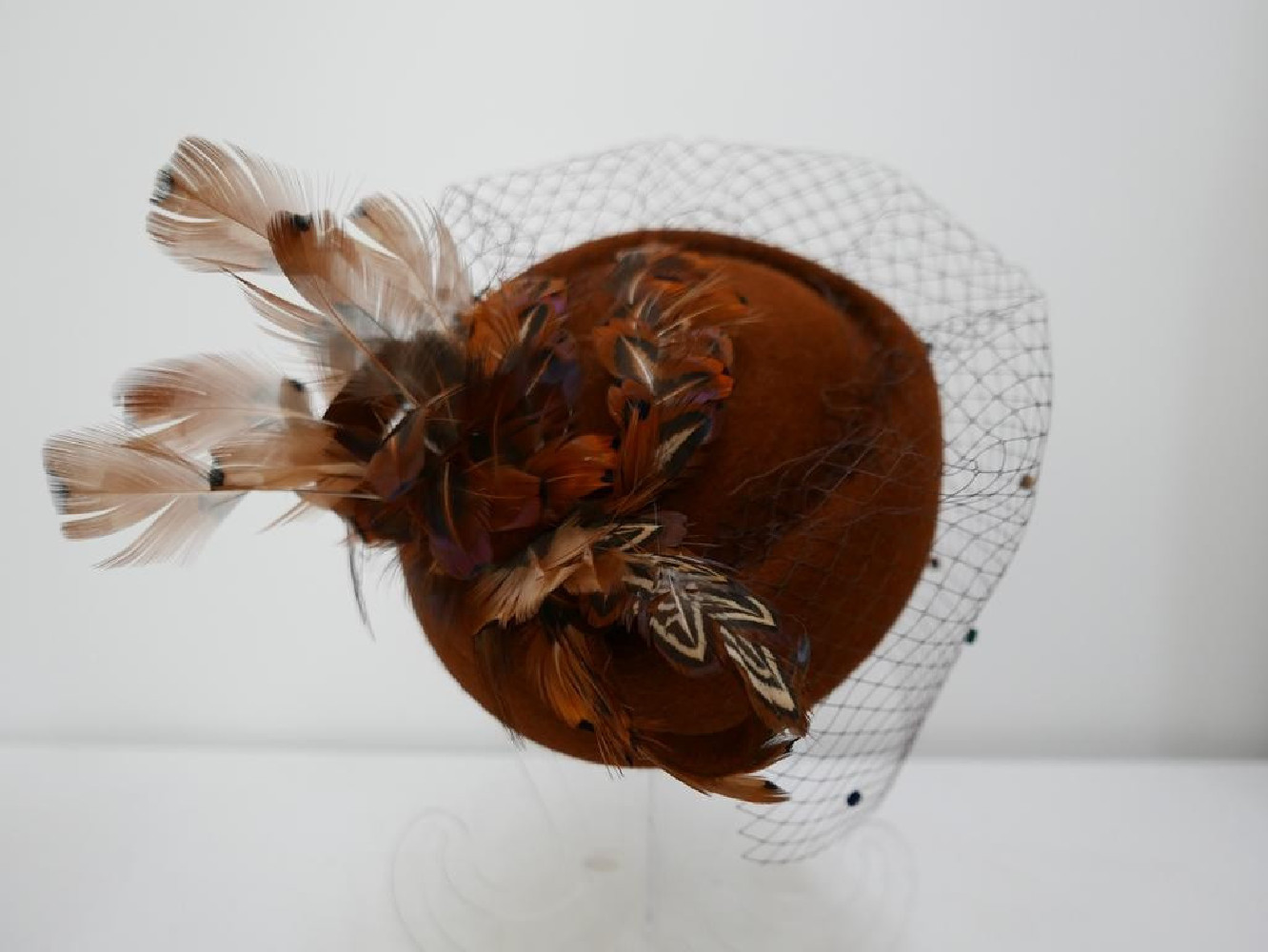 UNIKAT Anna Karenina toczek z piórami bażanta i woalką