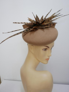 Beżowy mini beret filcowy z piórami bażanta