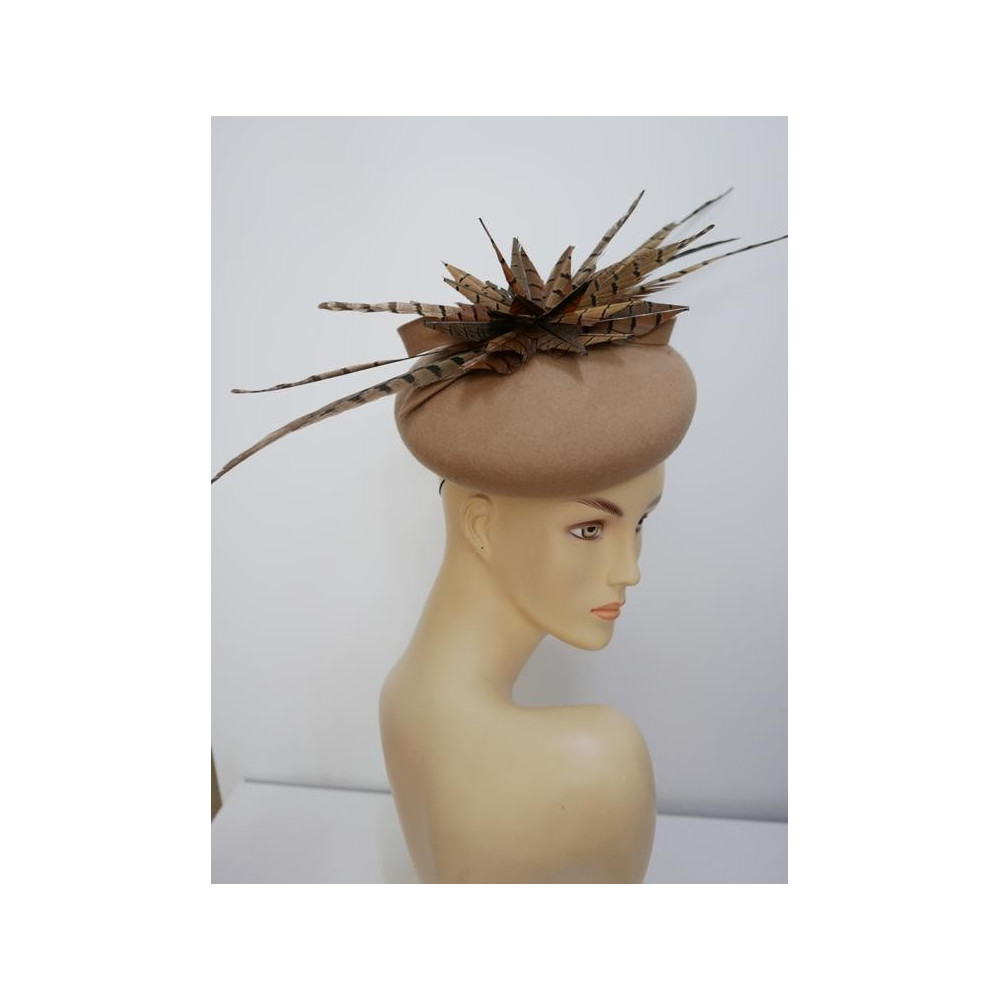 Beżowy mini beret filcowy z piórami bażanta