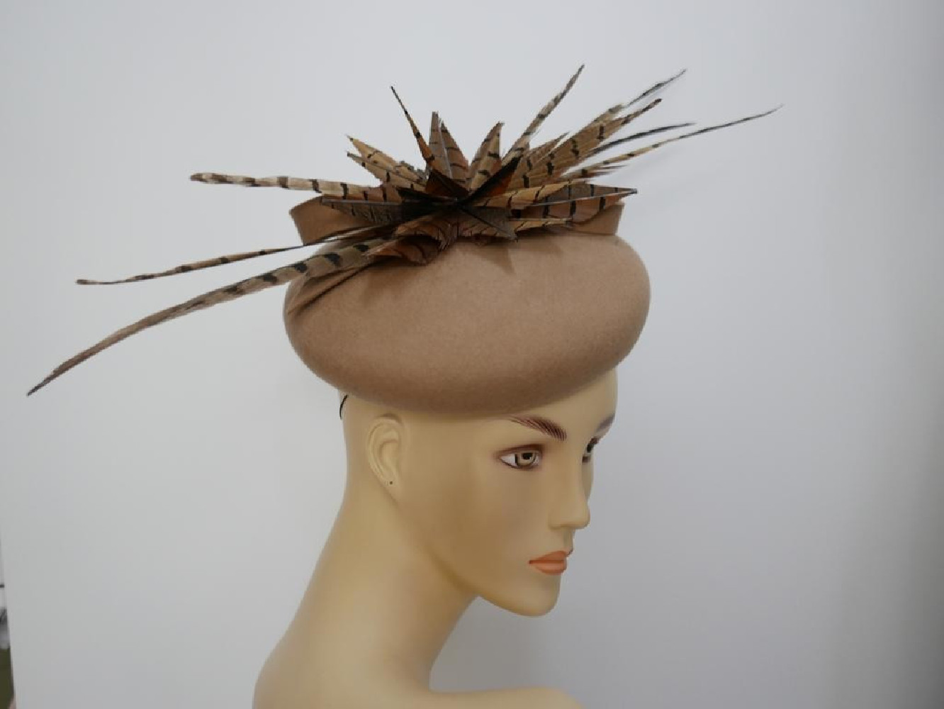 Beżowy mini beret filcowy z piórami bażanta