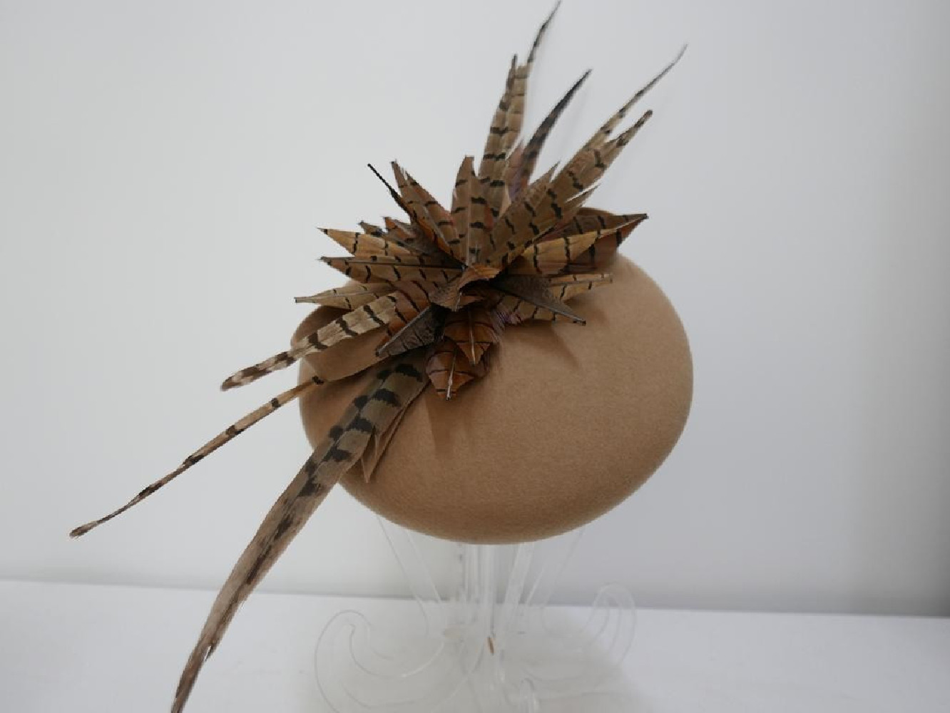 Beżowy mini beret filcowy z piórami bażanta