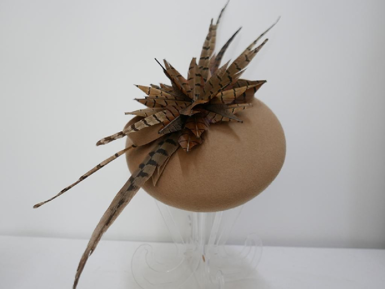 Beżowy mini beret filcowy z piórami bażanta