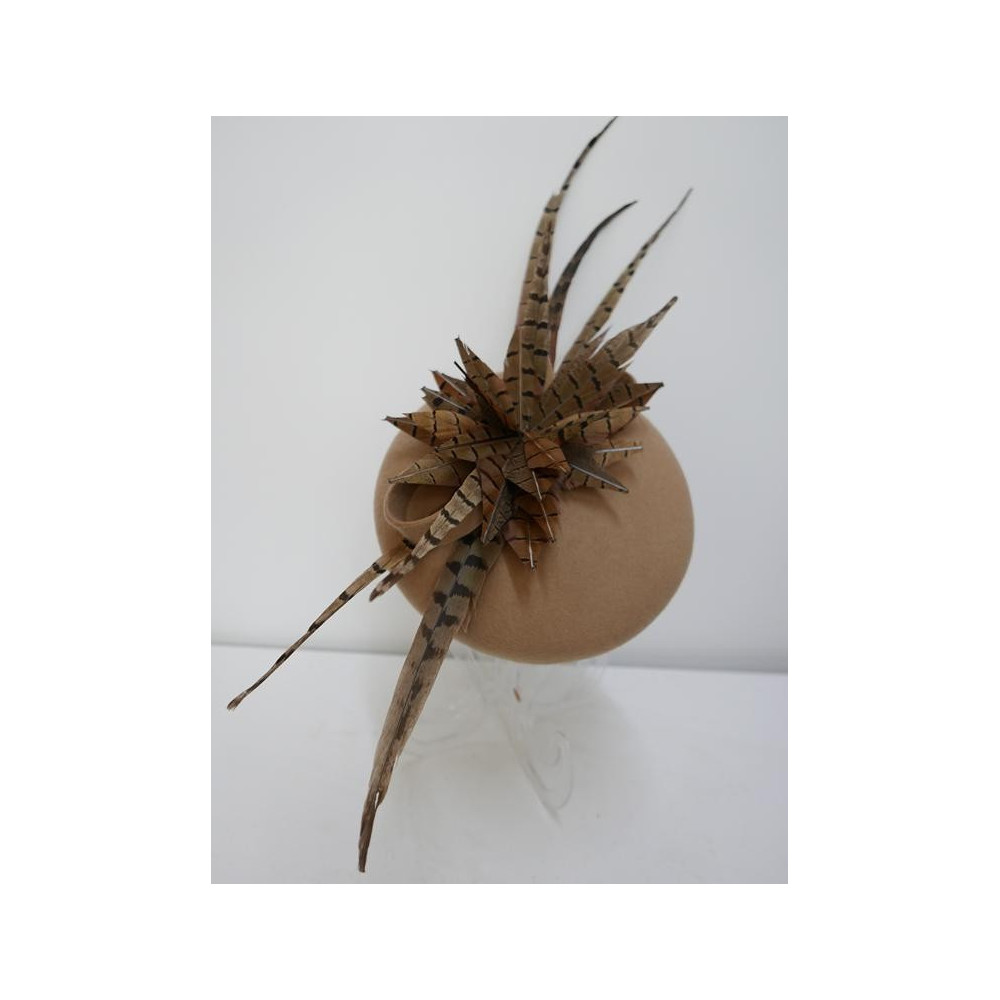 Beżowy mini beret filcowy z piórami bażanta