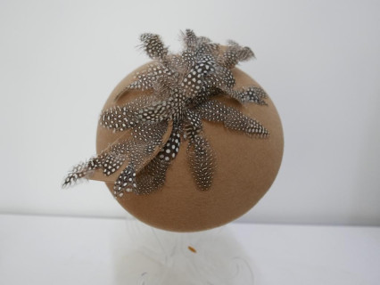 Beżowy mini beret filcowy z piórami perlicy