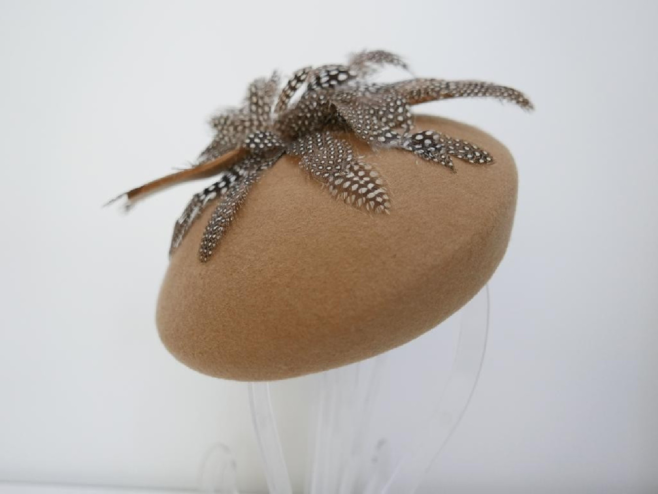 Beżowy mini beret filcowy z piórami perlicy