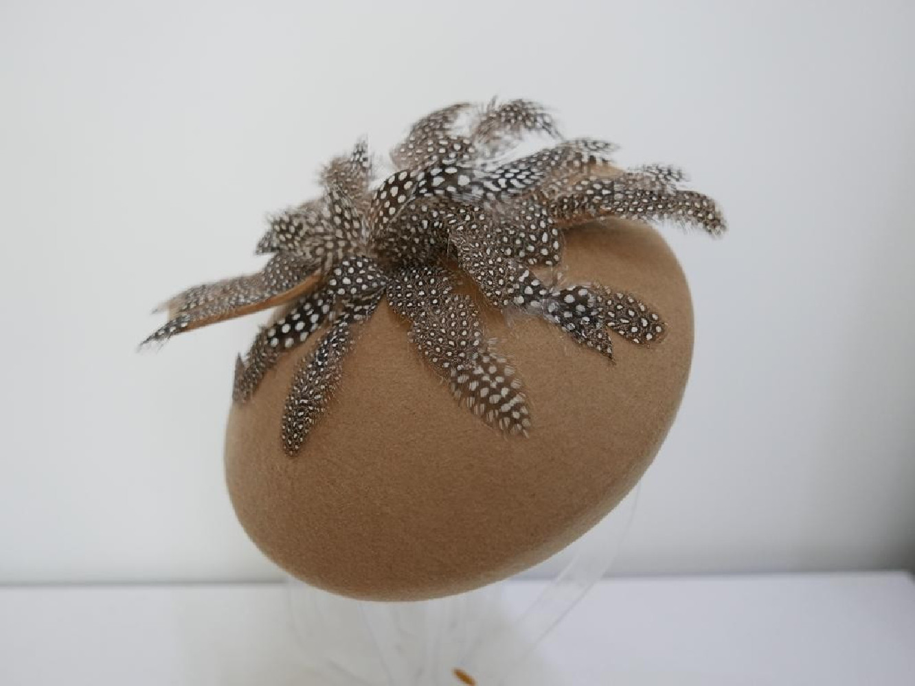 Beżowy mini beret filcowy z piórami perlicy