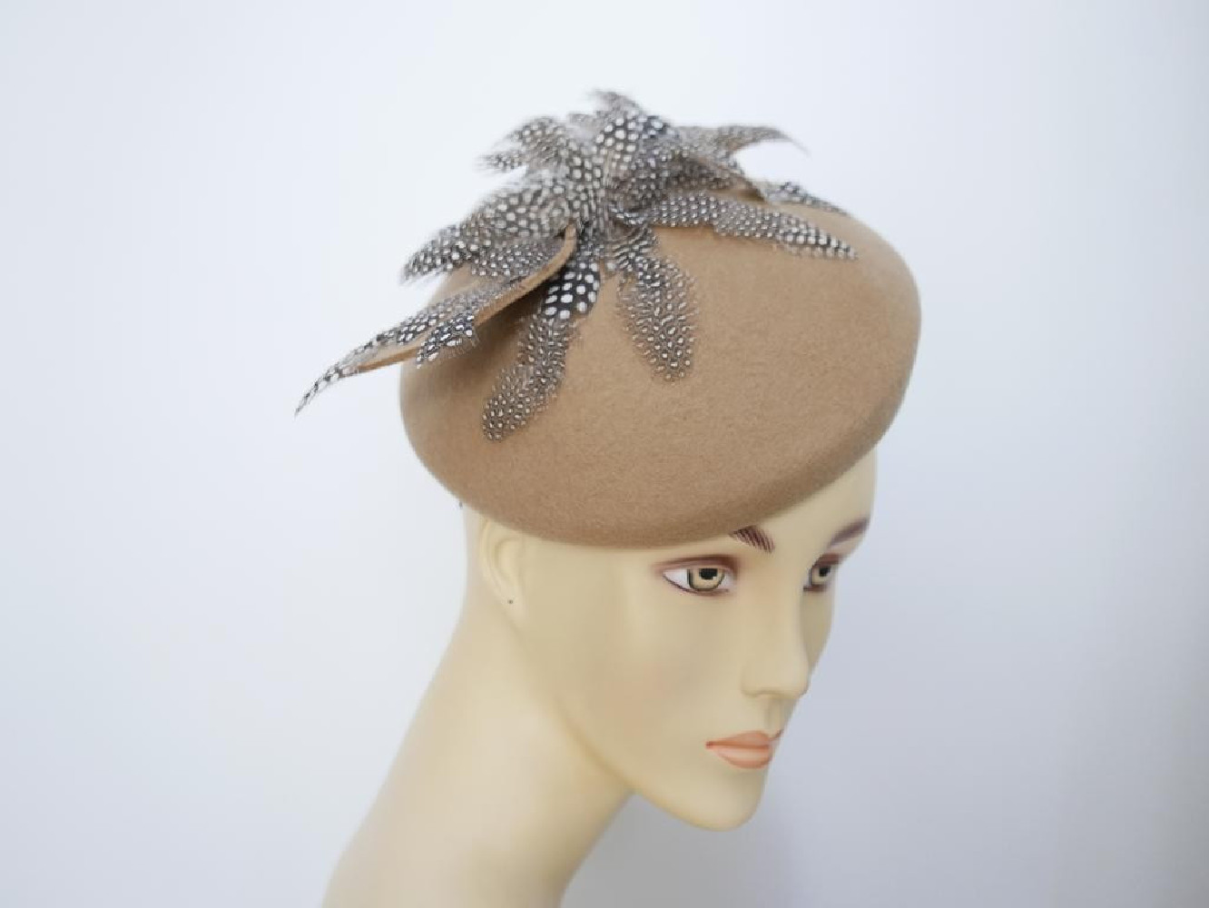 Beżowy mini beret filcowy z piórami perlicy