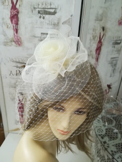 Kremowy fascynator z krynoliny z woalką