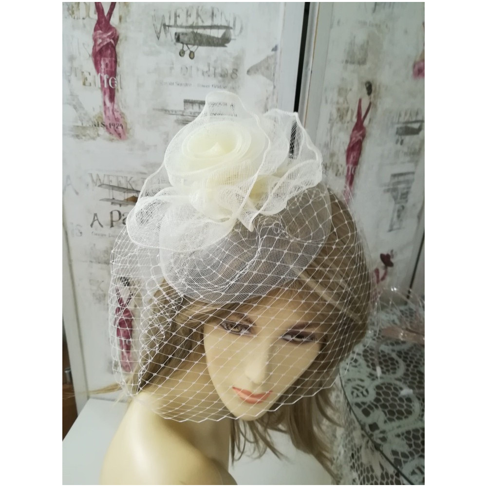 Kremowy fascynator z krynoliny z woalką
