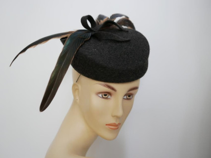 Dita - czarno brązowy toczek filcowy z piórami