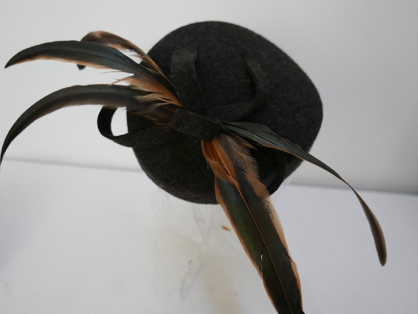 Dita - czarno brązowy toczek filcowy z piórami