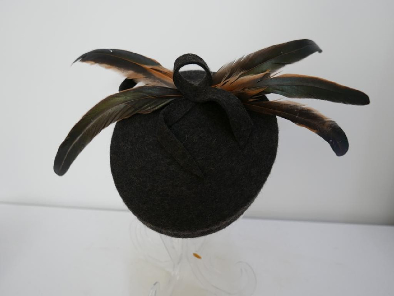 Dita - czarno brązowy toczek filcowy z piórami