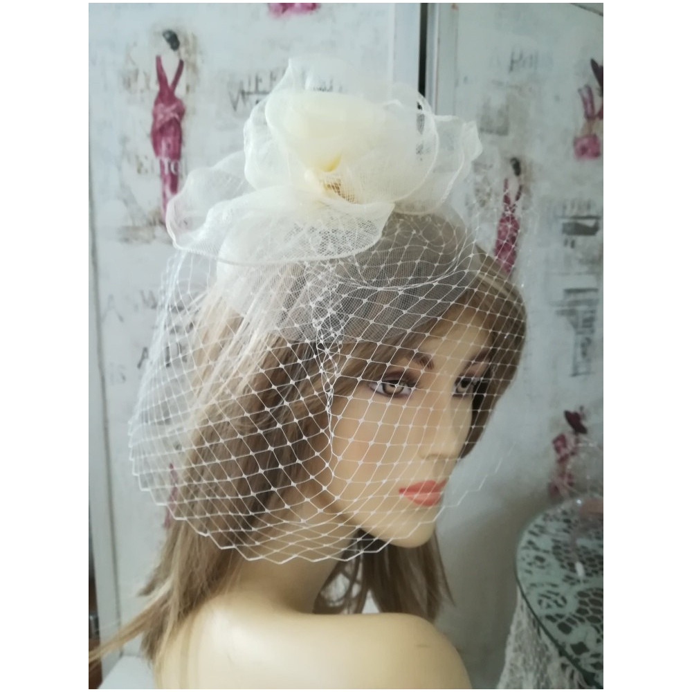 Kremowy fascynator z krynoliny z woalką