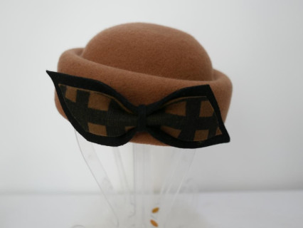 Inka beżowy toczek filcowy z kokardką