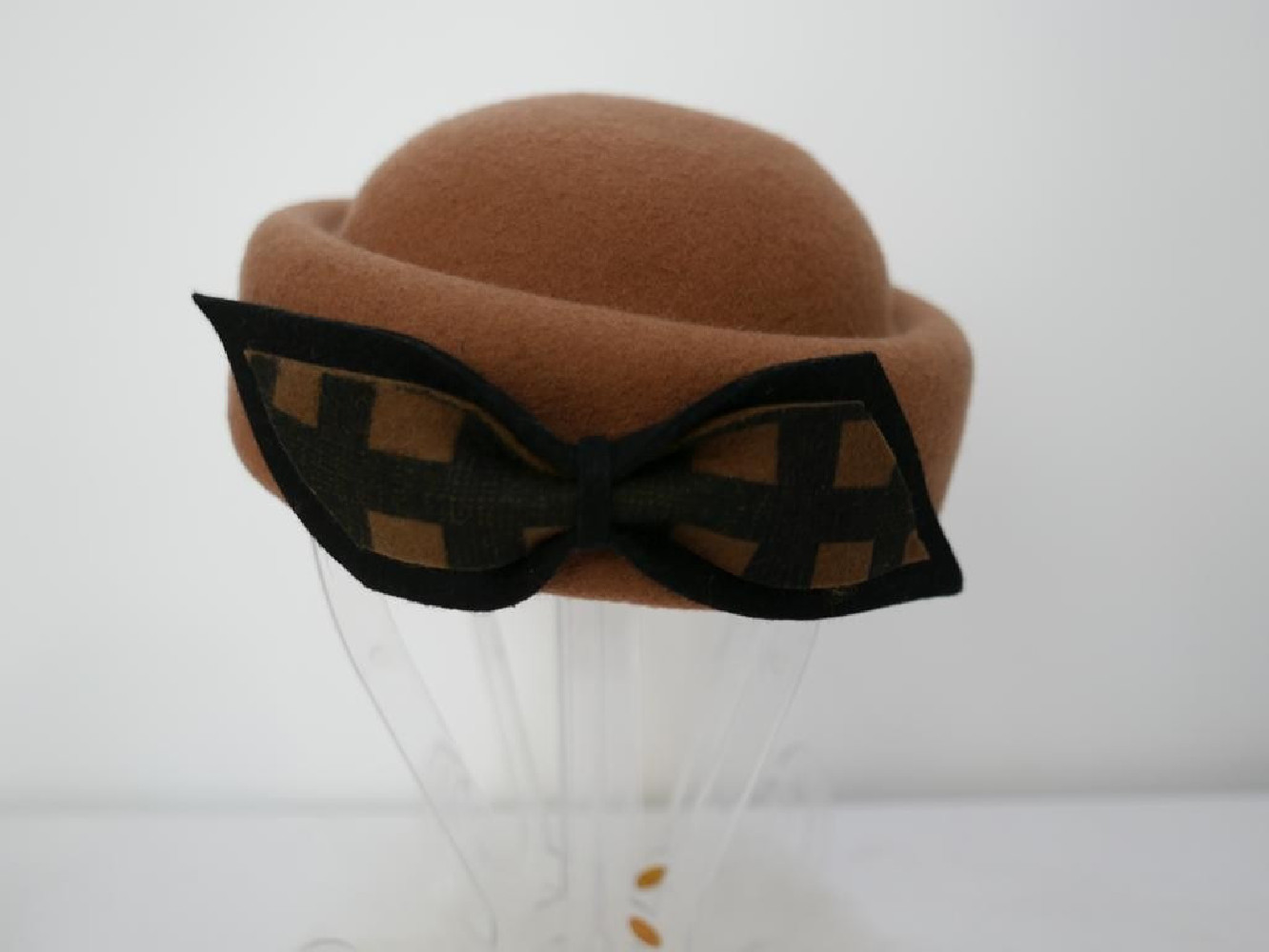 Inka beżowy toczek filcowy z kokardką