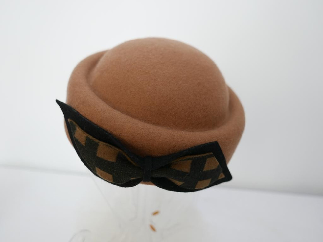 Inka beżowy toczek filcowy z kokardką