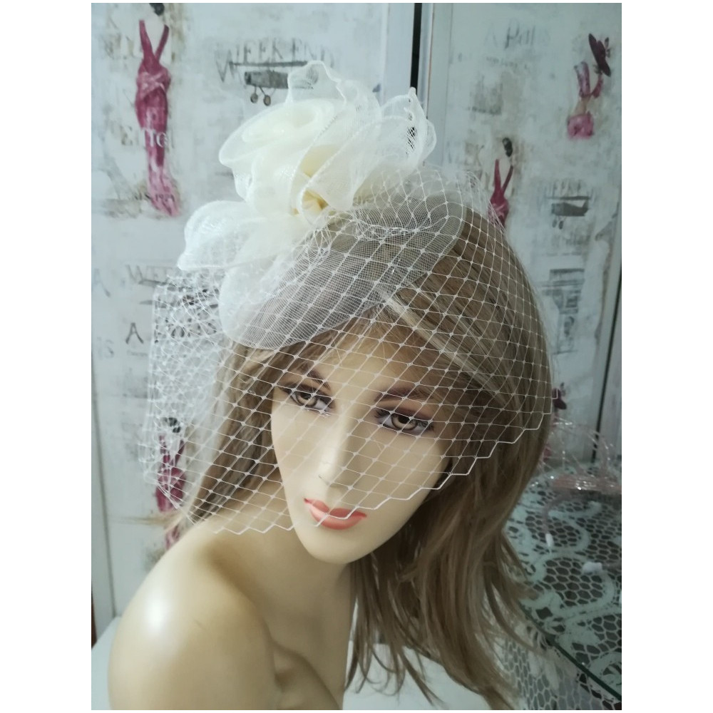 Kremowy fascynator z krynoliny z woalką