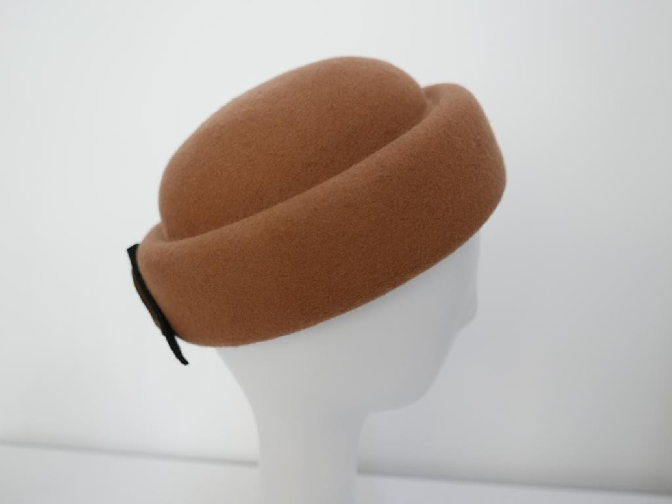 Inka beżowy toczek filcowy z kokardką