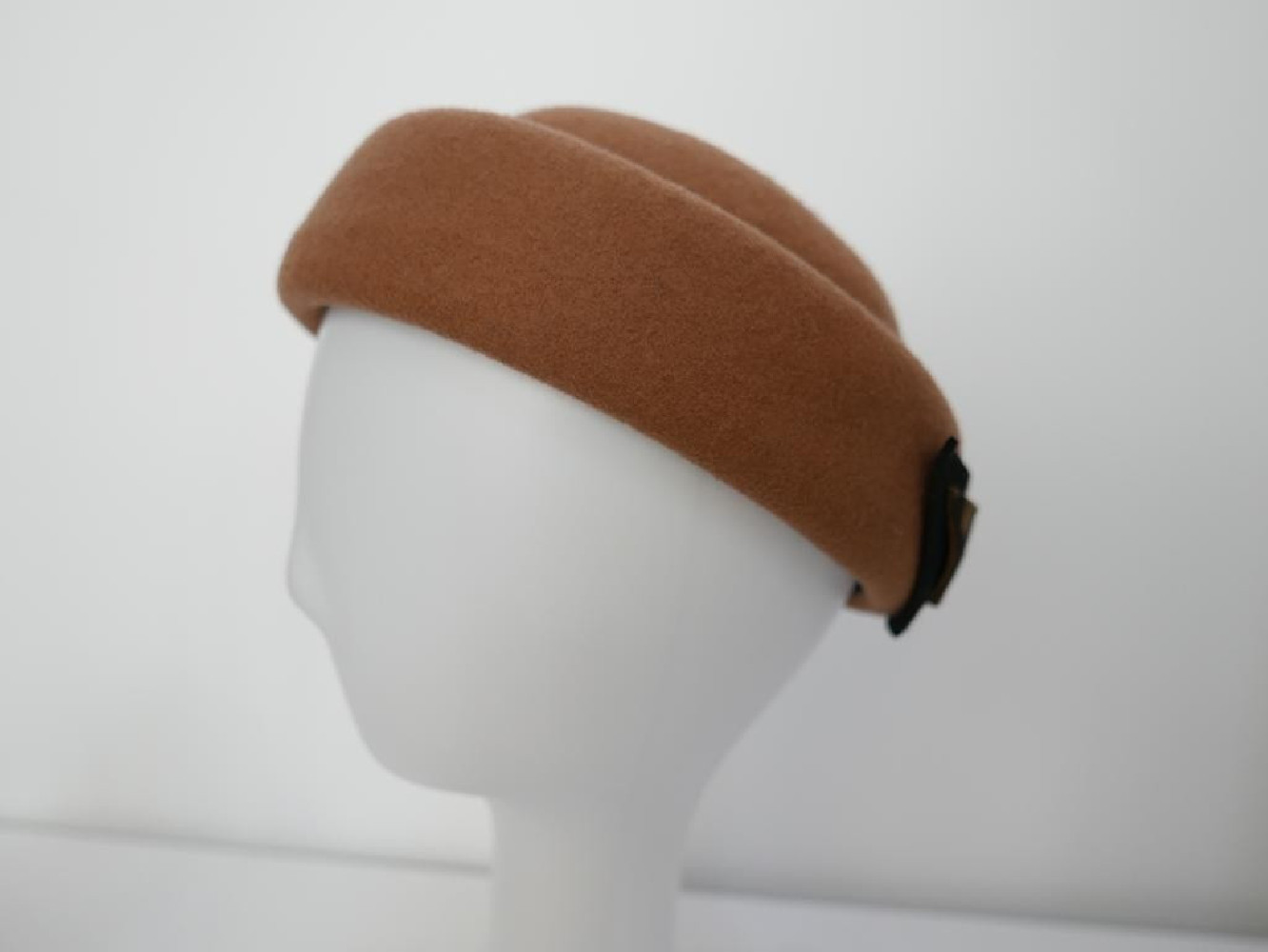 Inka beżowy toczek filcowy z kokardką