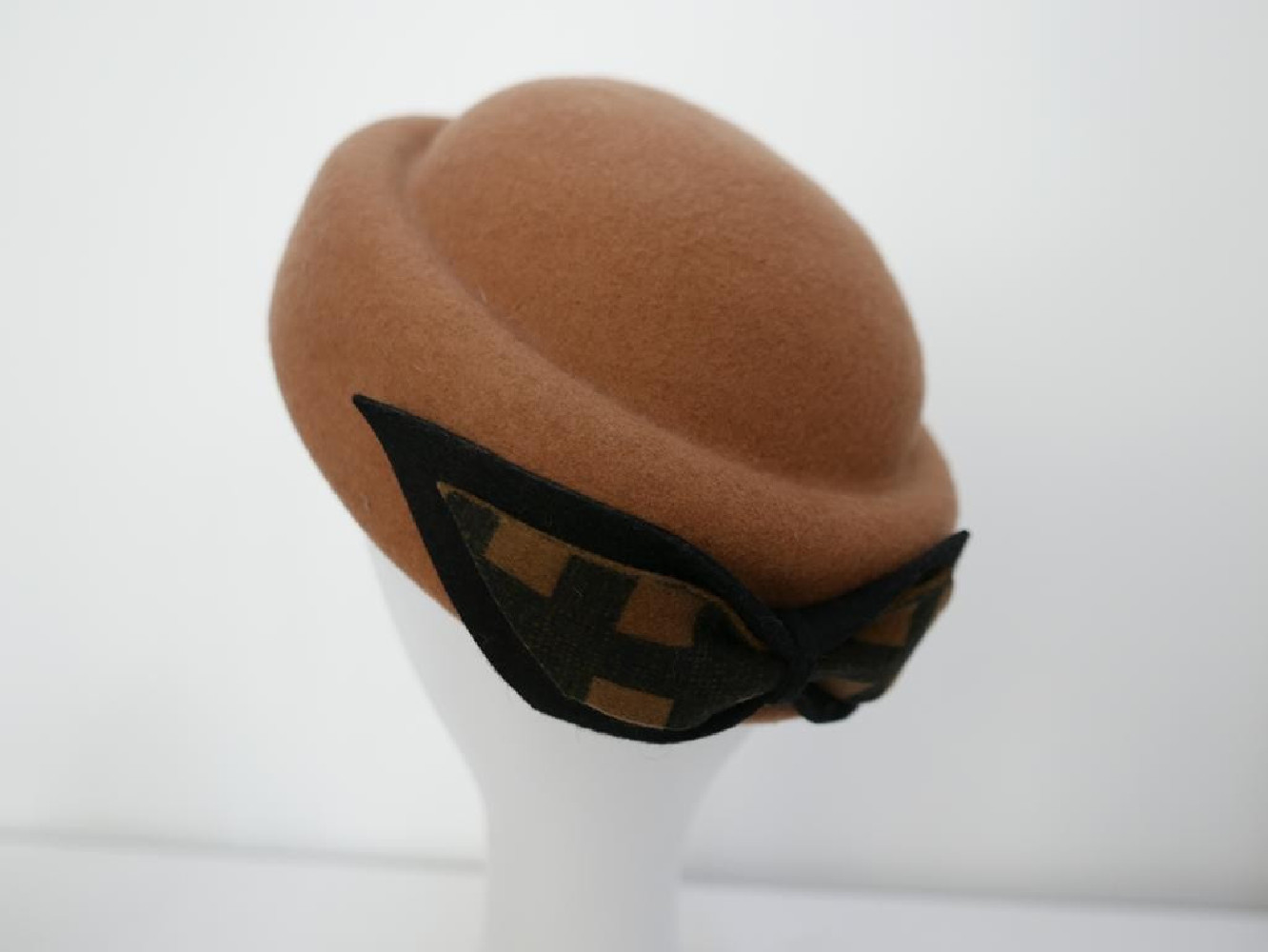 Inka beżowy toczek filcowy z kokardką