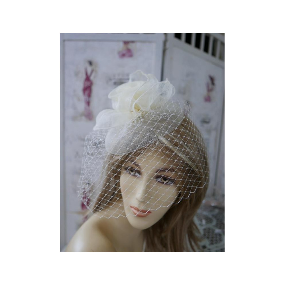 Kremowy fascynator z krynoliny z woalką