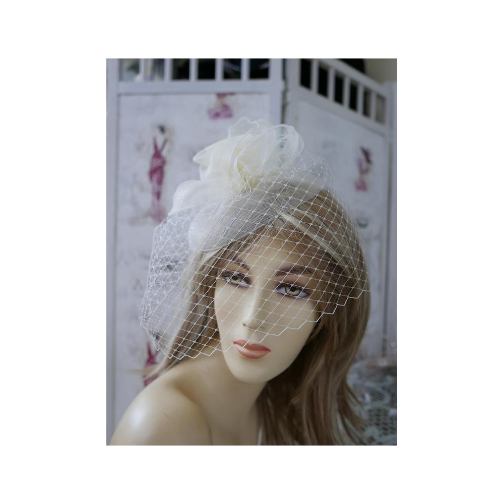 Kremowy fascynator z krynoliny z woalką