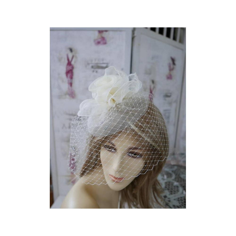 Kremowy fascynator z krynoliny z woalką