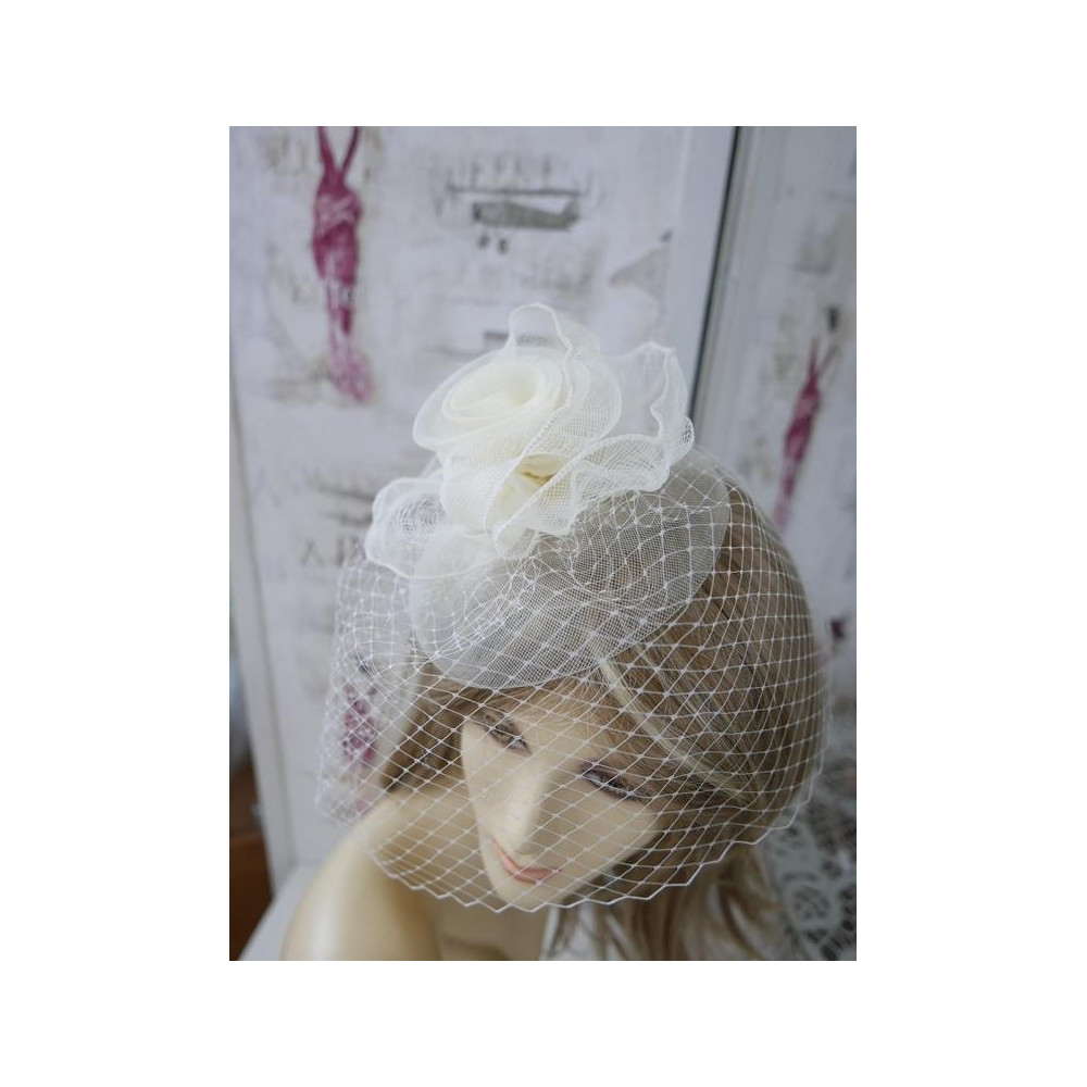 Kremowy fascynator z krynoliny z woalką