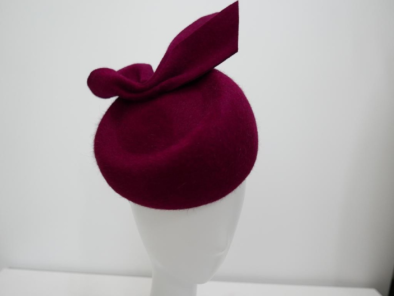 Donia wiśniowy toczek filcowy szałowy model retro