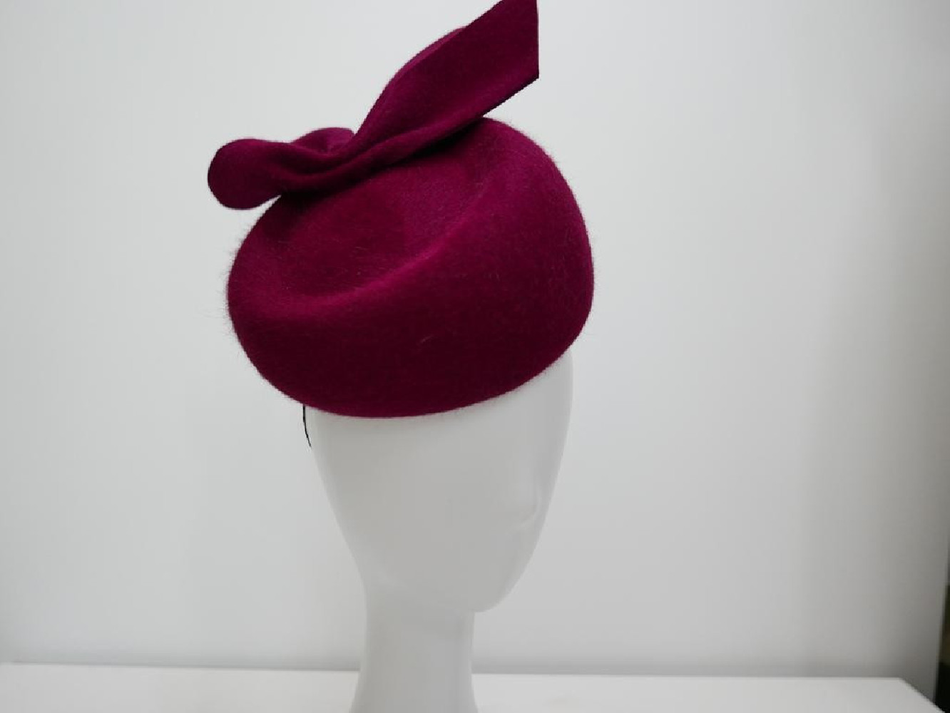 Donia wiśniowy toczek filcowy szałowy model retro