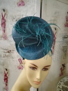 Morska zieleń letni toczek fascynator z woalką