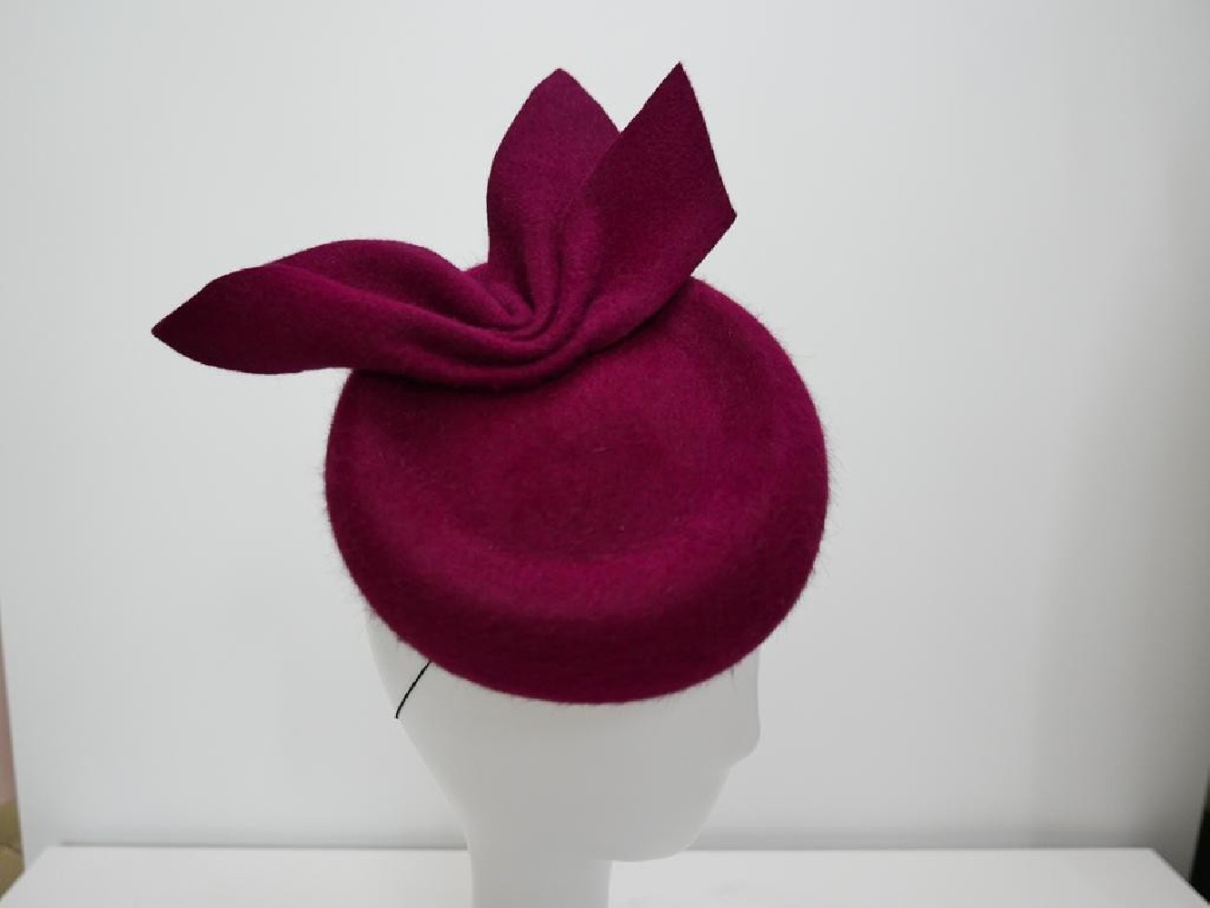 Donia wiśniowy toczek filcowy szałowy model retro