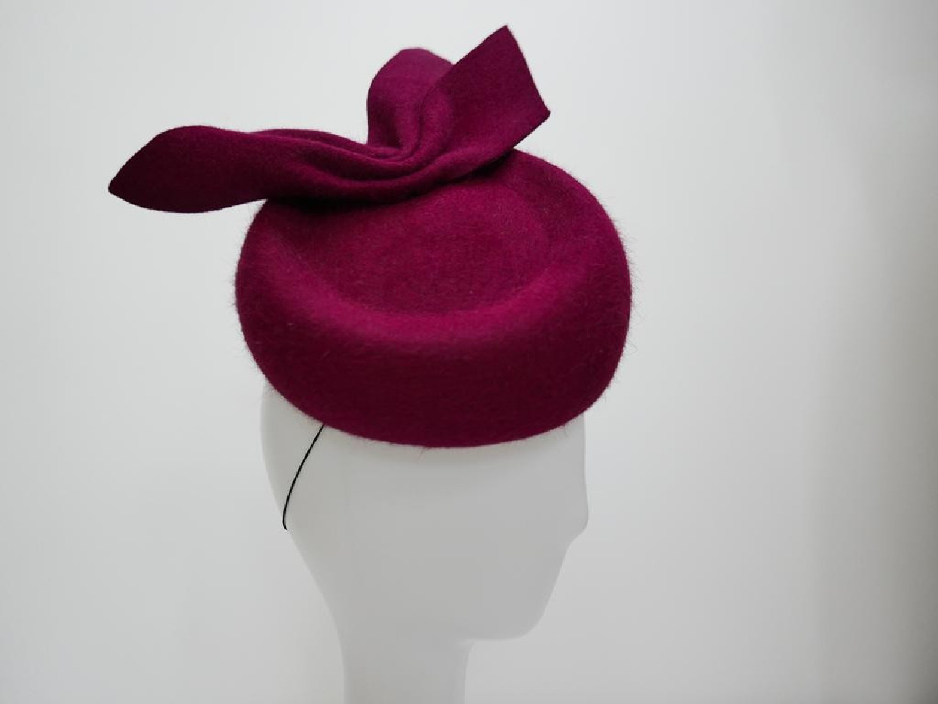 Donia wiśniowy toczek filcowy szałowy model retro