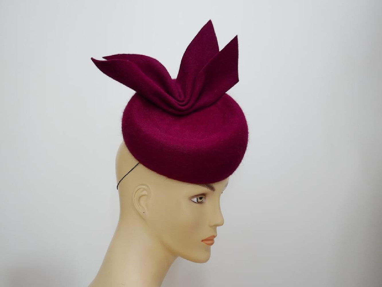 Donia wiśniowy toczek filcowy szałowy model retro