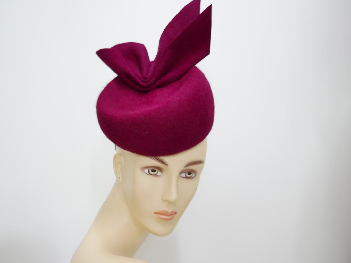 Donia wiśniowy toczek filcowy szałowy model retro