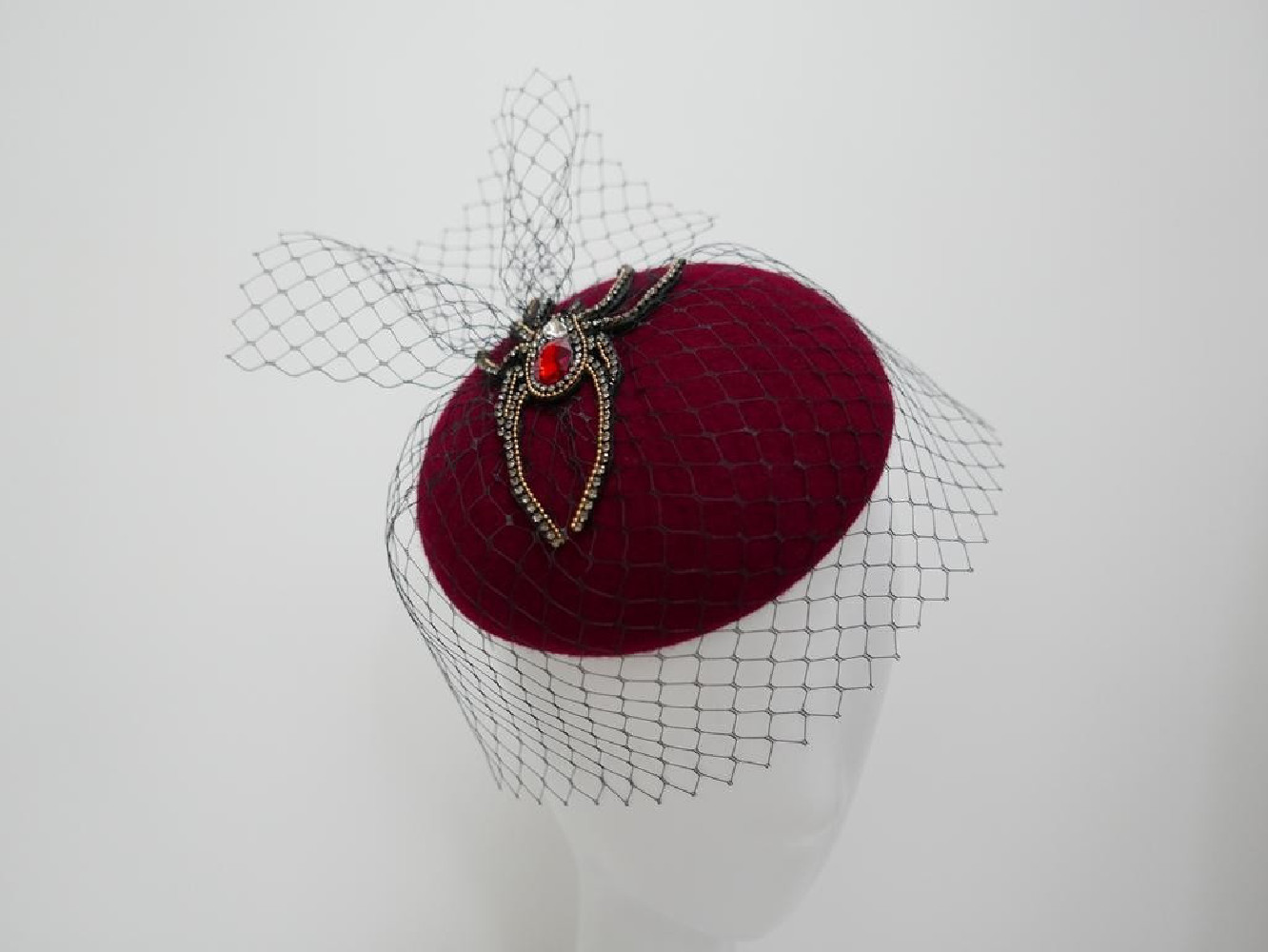 Magie- wiśniowy mini toczek z pająkiem i woalką- fascynator