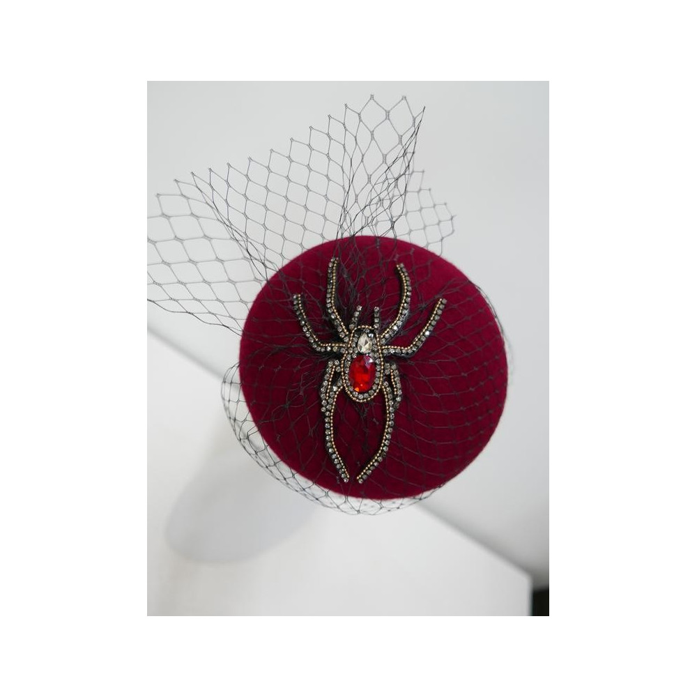 Magie- wiśniowy mini toczek z pająkiem i woalką- fascynator