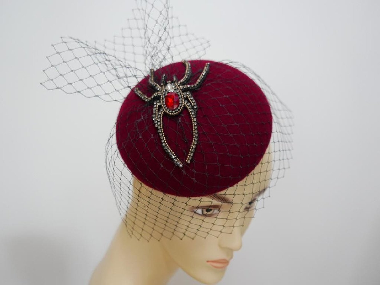 Magie- wiśniowy mini toczek z pająkiem i woalką- fascynator