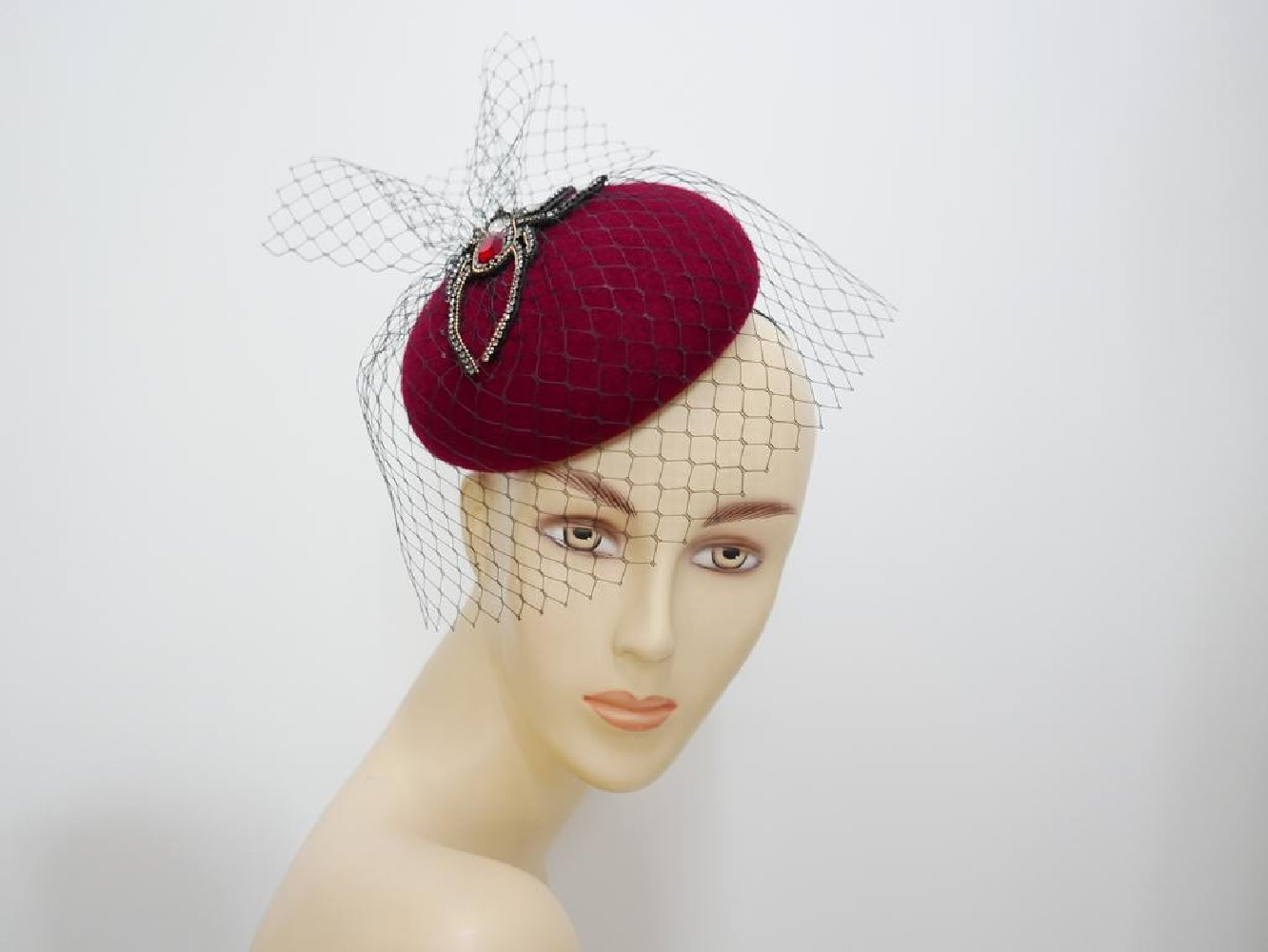 Magie- wiśniowy mini toczek z pająkiem i woalką- fascynator