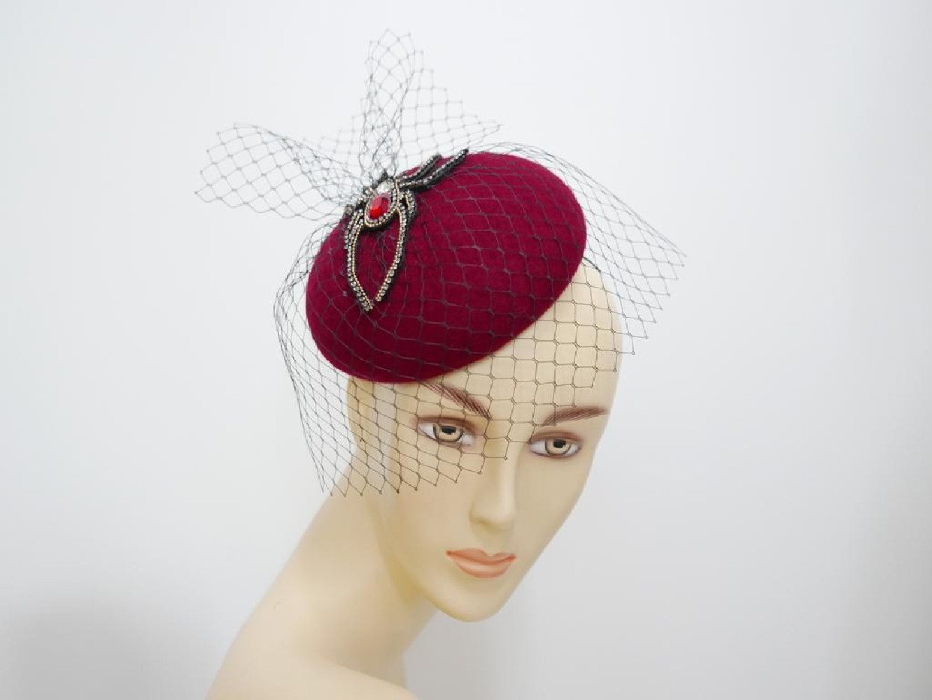 Magie- wiśniowy mini toczek z pająkiem i woalką- fascynator