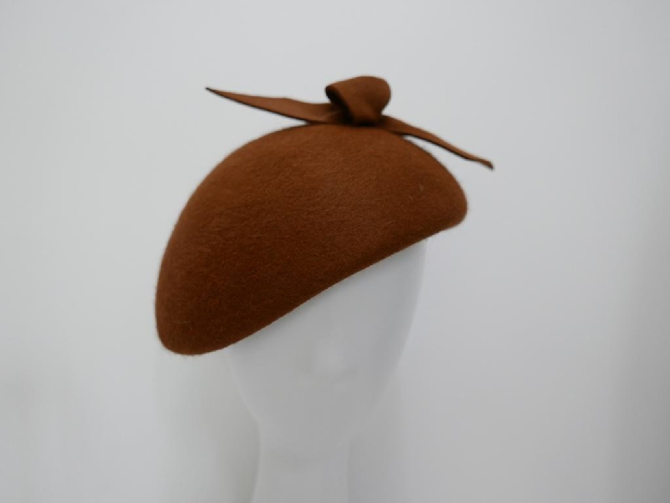 Ivanka 2  jasny brąz midi toczek filcowy